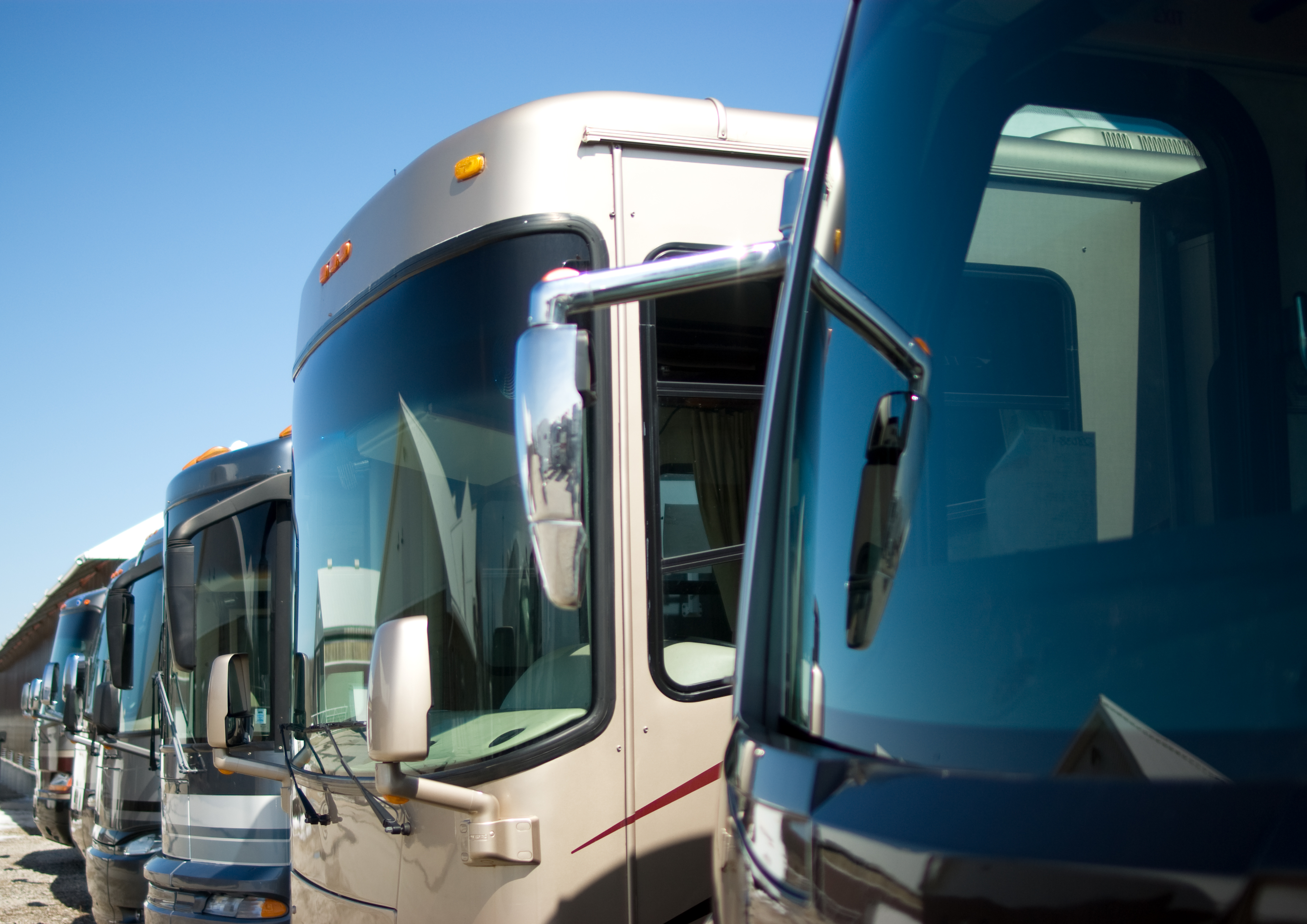 Pros and Cons of Motorhomes Vs Trailers