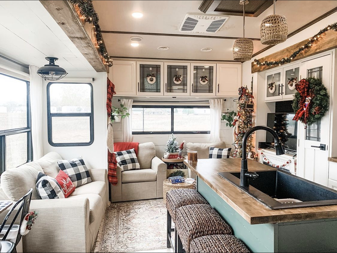 Take some RV holiday decor inspiration and ideas from these Instagram accounts