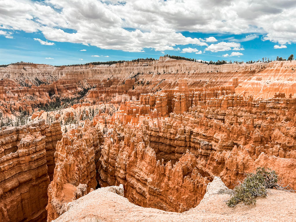 A scenic overview of Bryce Canyon National Park. 